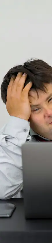 man aan pc